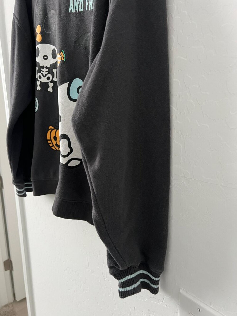 Hello Kitty and Friends by Sanrio Hybrid Women's Halloween Sweatshirt Black XXL - Picture 4 of 10